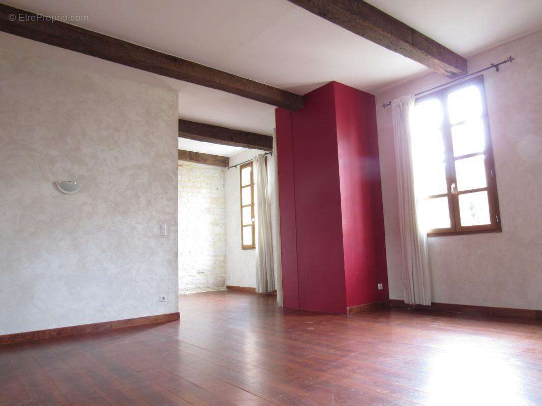 Grande maison medievale  de village entierement renovee dpe en b avec une petite maison qui sert de garage   290000€ - photo 12