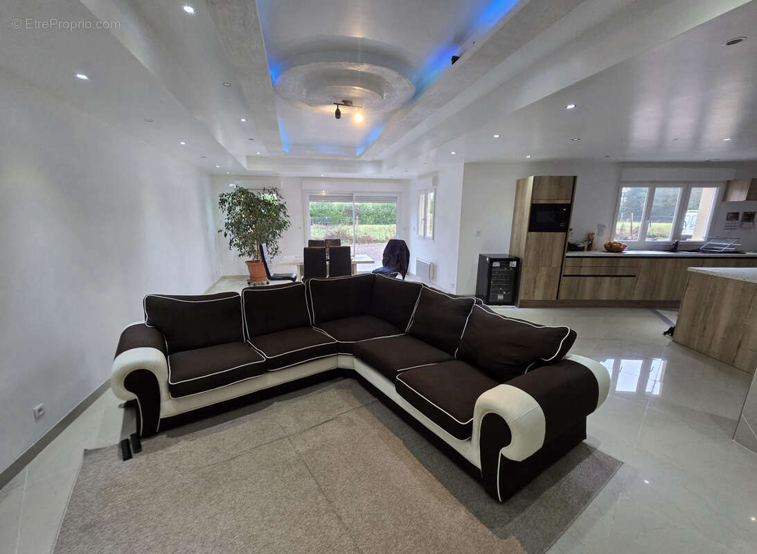 Maison à FEUQUIERES-EN-VIMEU