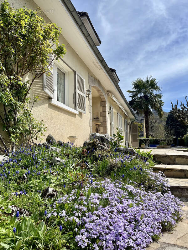 Maison à VIC-SUR-CERE