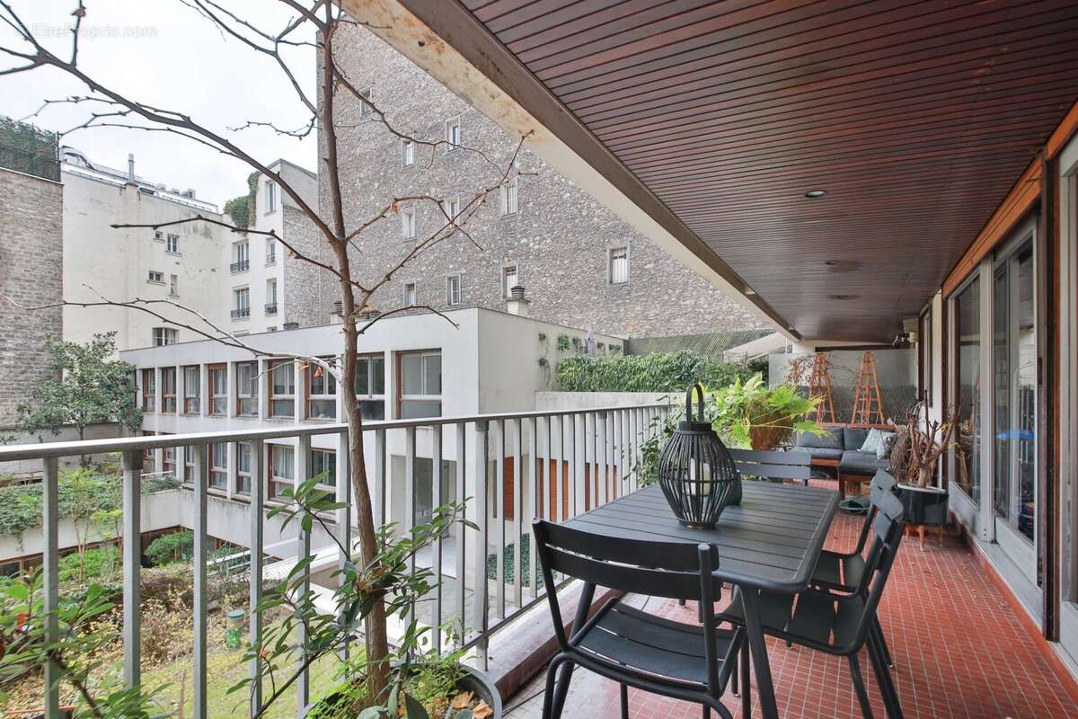 Appartement à PARIS-16E