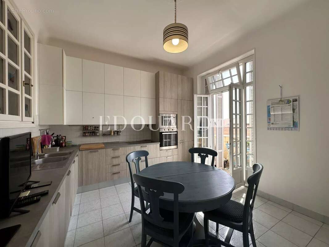 Vaste trois pièces à vendre avec belle vue sur la ville jusqu’à la mer, en plein centre de Menton - photo 18