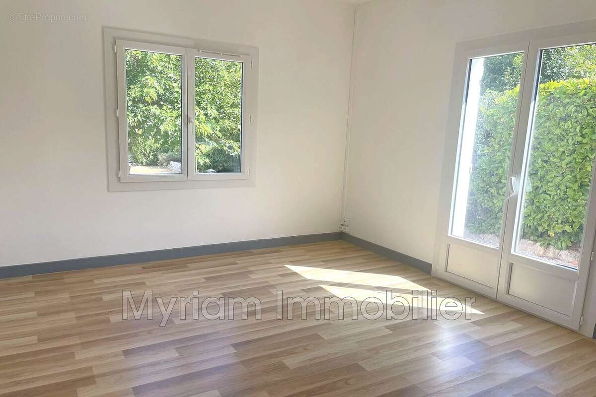 Maison à SAINT-CEZAIRE-SUR-SIAGNE