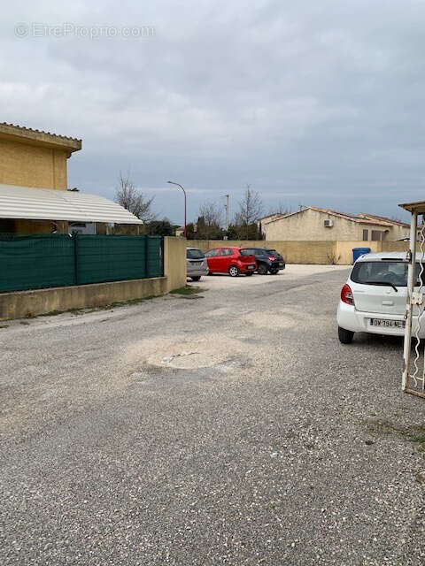 Commerce à ENTRAIGUES-SUR-LA-SORGUE