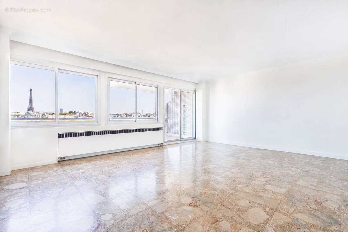 Vue sur la tour Eiffel et terrasse pour cet appartement de 73m². - photo 4