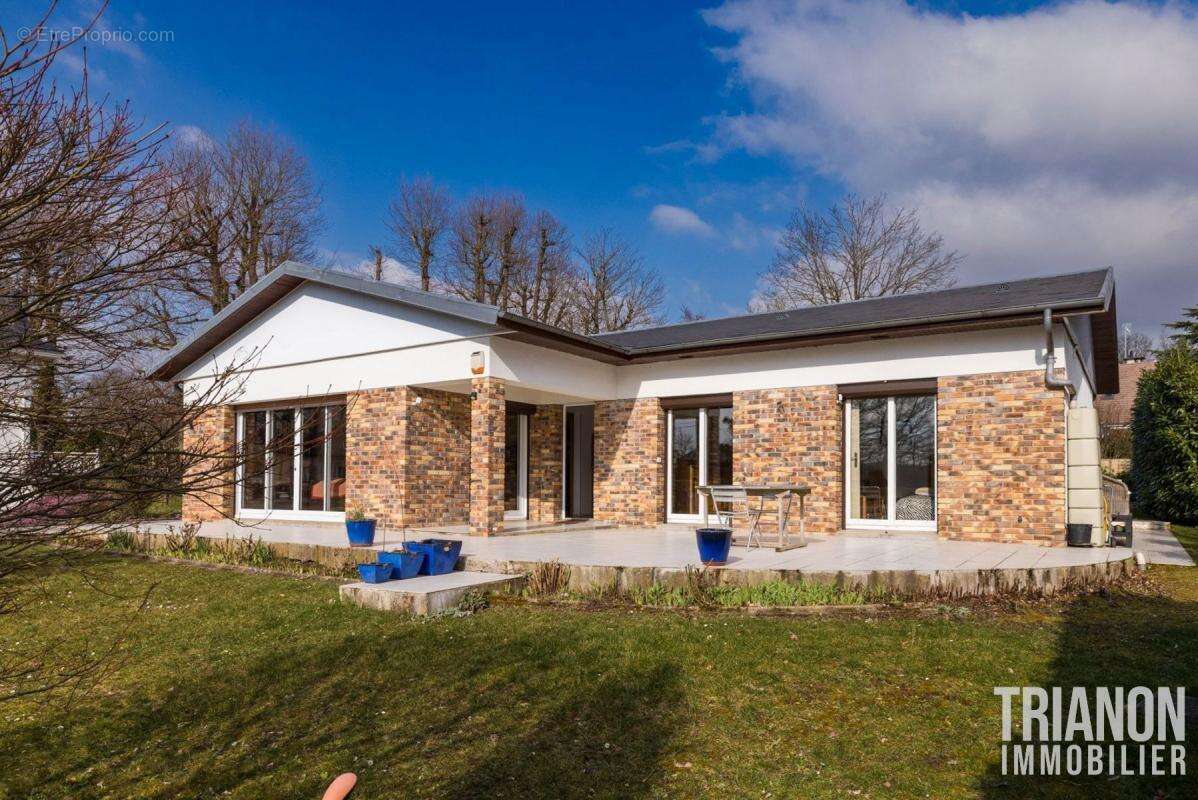 Maison à LE MESNIL-SAINT-DENIS