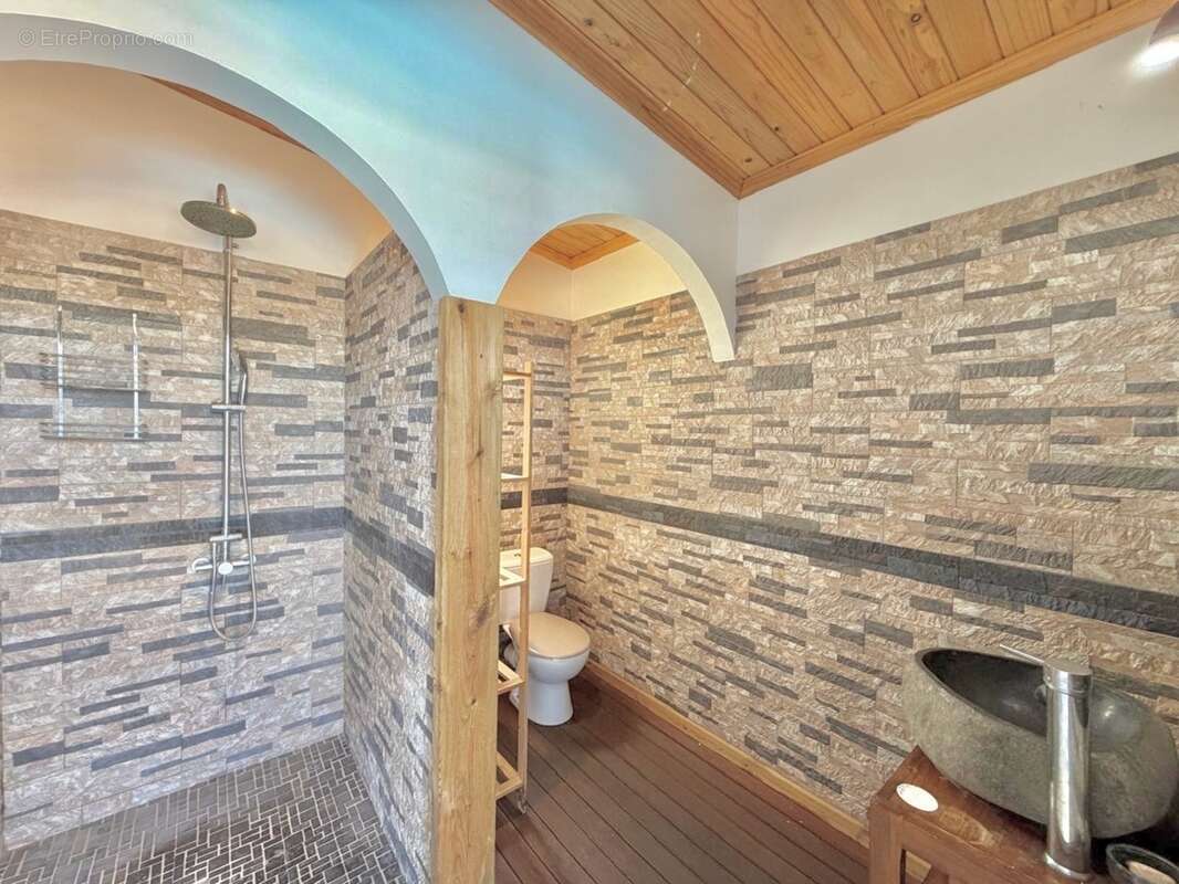 À vendre – Villa T7 avec piscine, jacuzzi et fort potentiel locatif – Petite-Île (97429) - photo 10
