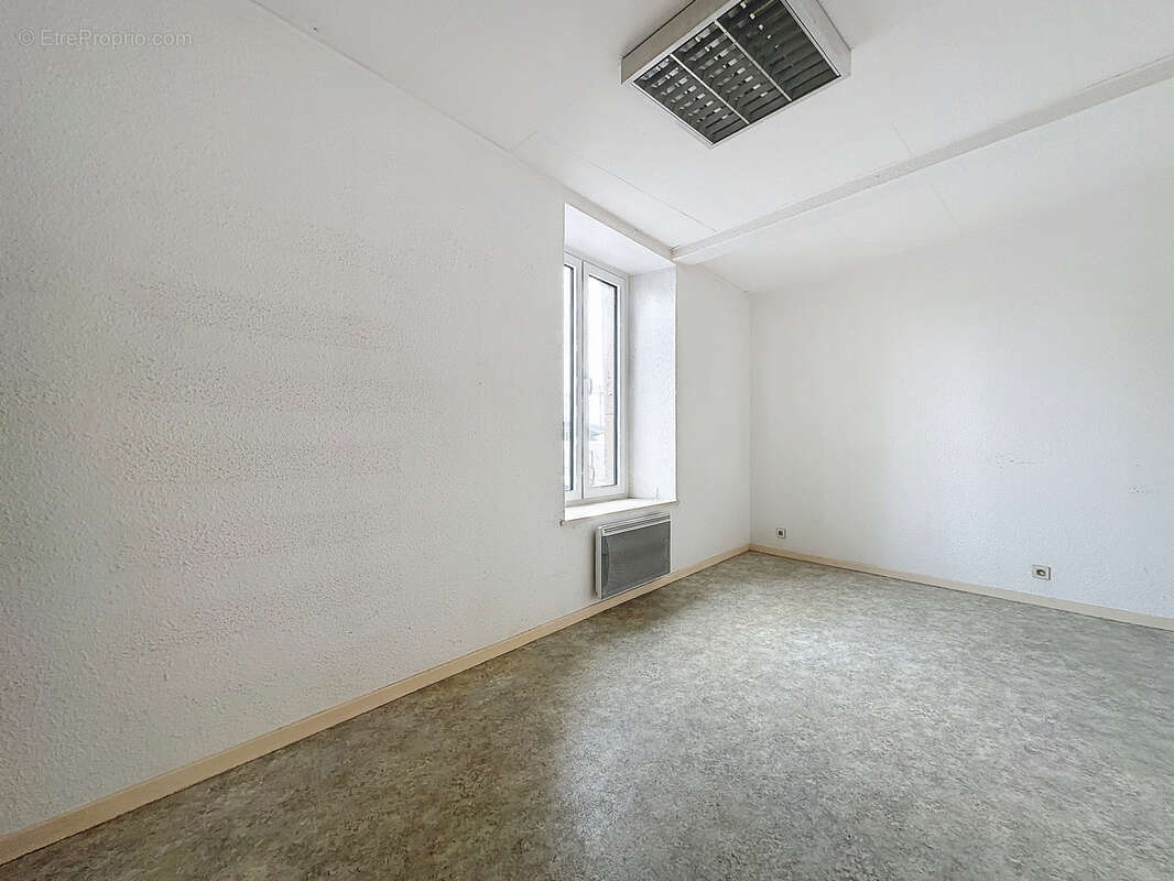 Commerce à MIRECOURT