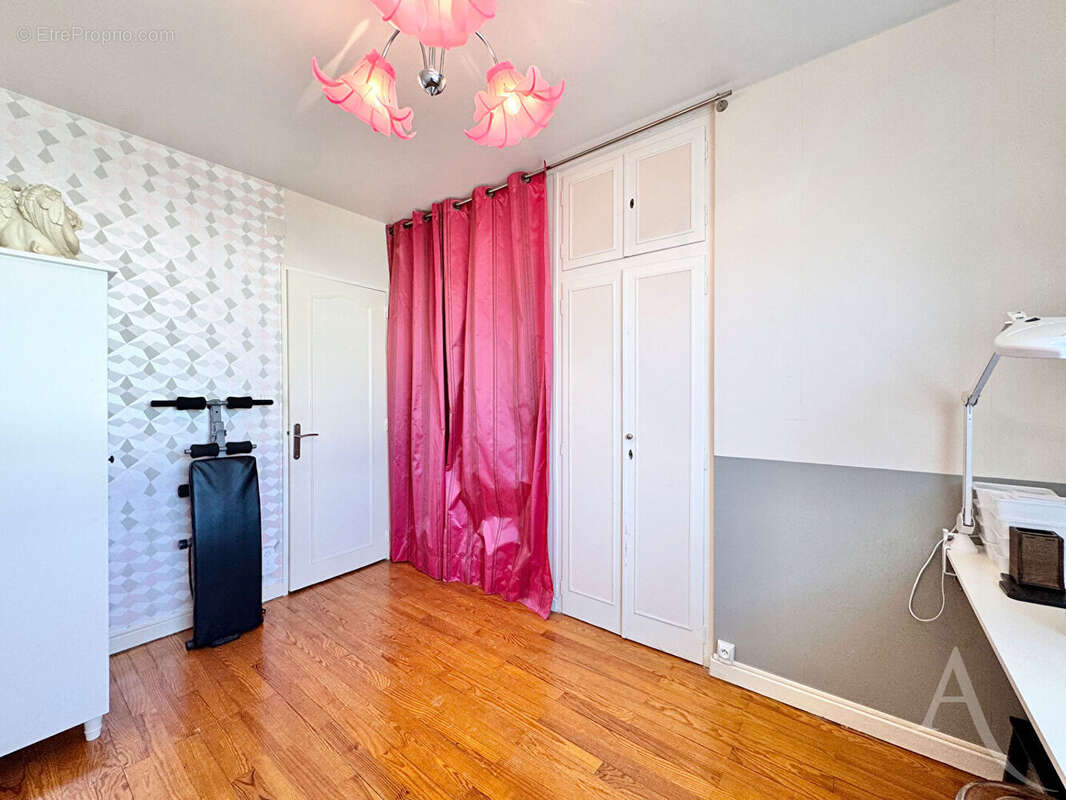 COUP DE COEUR sur ce spacieux T5 avec garage, ascenseur et grand balcon ! Proche centre ville - photo 17