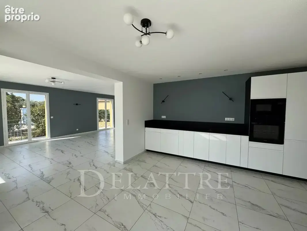 Photo Appartement à Saint-Laurent-Du-Var au prix de 915 000€