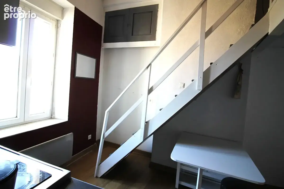 NIMES CENTRE VILLE Studio avec mezzanine de 22.34 m2 LC au 2ème et dernier étage. Copro soignée. - photo 7