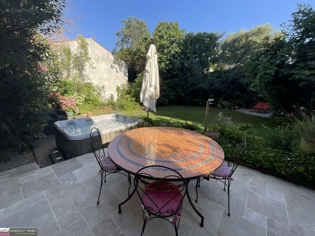 Découvrez cet ensemble immobilier composé de 2 villas indépendantes T6 de 179 m² et T3 de 59 m² en 4 faces sur 828 m² de terrain - photo 14