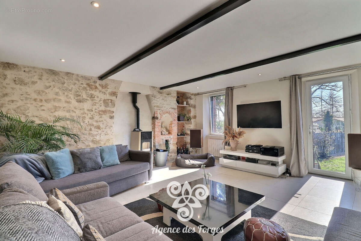 Maison à SAINT-MACAIRE-EN-MAUGES