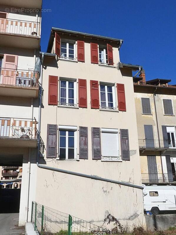 En exclusivité, découvrez cet immeuble idéalement situé dans le secteur des Fontaines à Ugine. - Appartement à UGINE