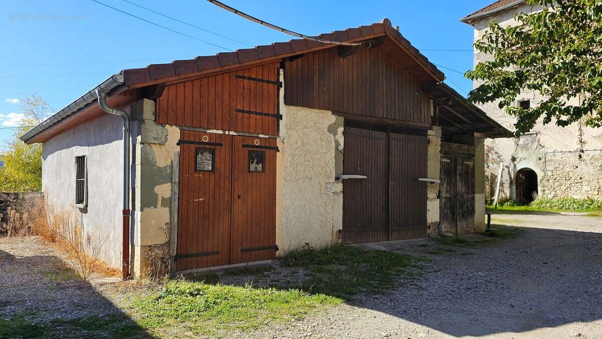 Authenticité et espace : grande maison mitoyenne en pierre avec 5 chambres à vendre à CHINDRIEUX avec garage et terrain proche d - photo 4