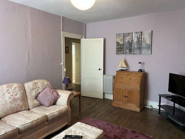 Appartement à LES SALLES-LAVAUGUYON