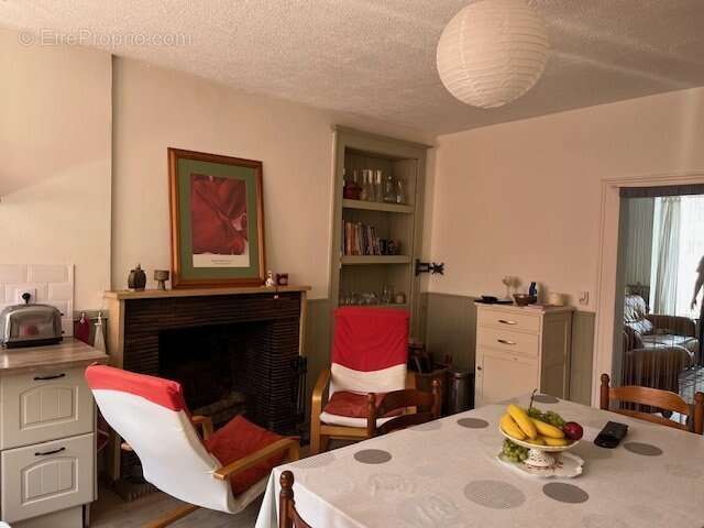 Appartement à LES SALLES-LAVAUGUYON