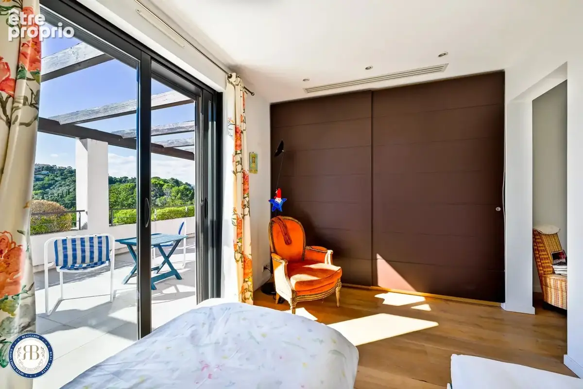 À vendre — villa contemporaine à mougins — secteur recherché — calme —	4 chambres / avec appartement indépendant - photo 12