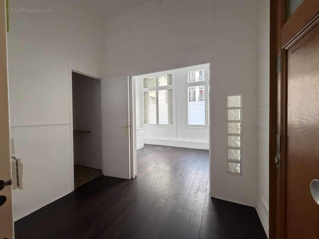 Commerce 19 m² à Paris-8e  - photo 2
