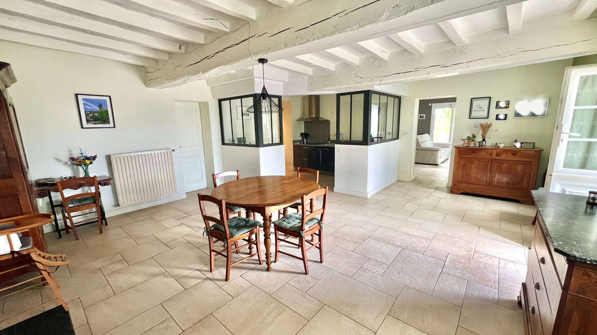 Maison à BECON-LES-GRANITS