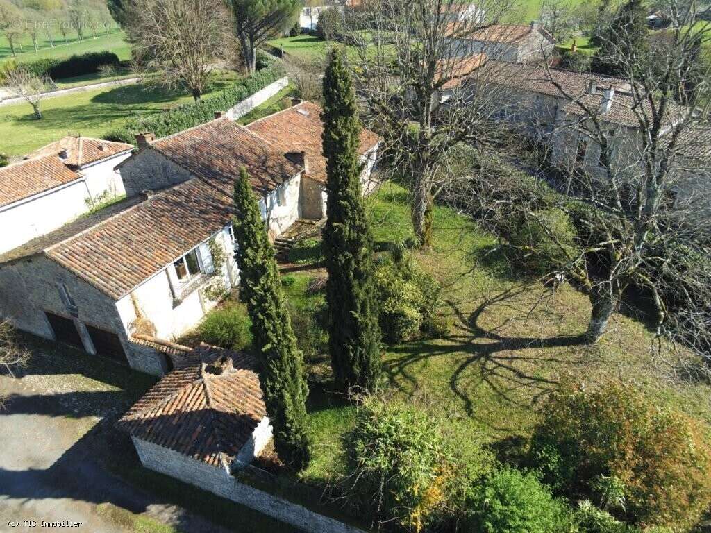 À Deux Pas De Nanteuil-En-Vallée, Superbe Longère En Pierre De 1836 Pleine De Charme - photo 2