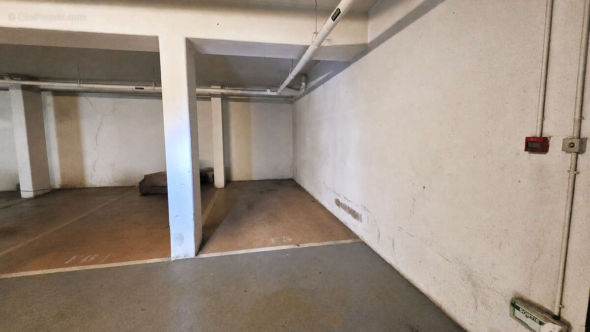 Parking à PARIS-18E