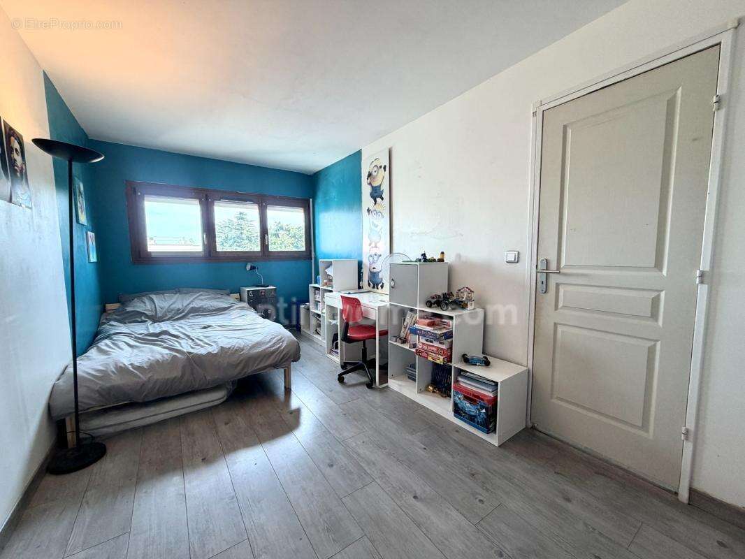 Appartement 4 pièces, 3 chambres / balcon / cave / parking / terrain de tennis - photo 15