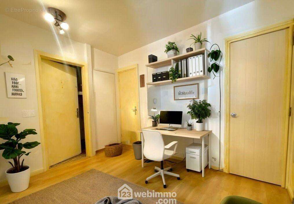 Suggestion décorative : un bureau élégant et pratique, intégré à l?espace de vie. - Appartement à SAINTE-MAXIME