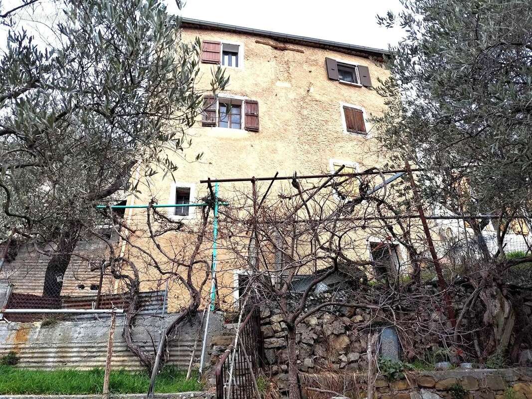 Appartement à CASTELLET-LES-SAUSSES