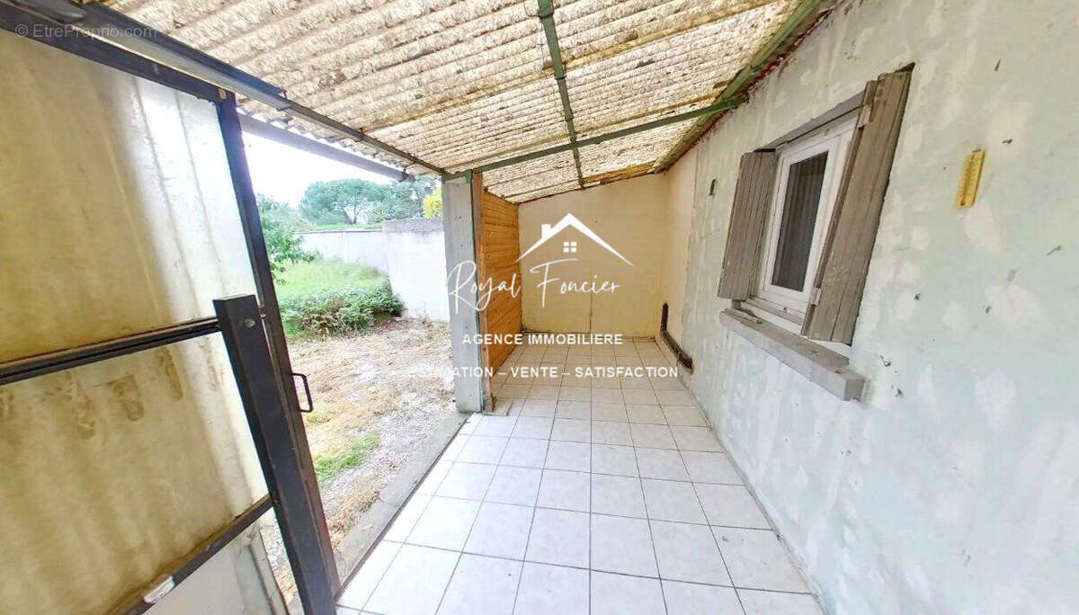Terrasse carrelée de 10 m2  couverte  - Maison à CHATELLERAULT