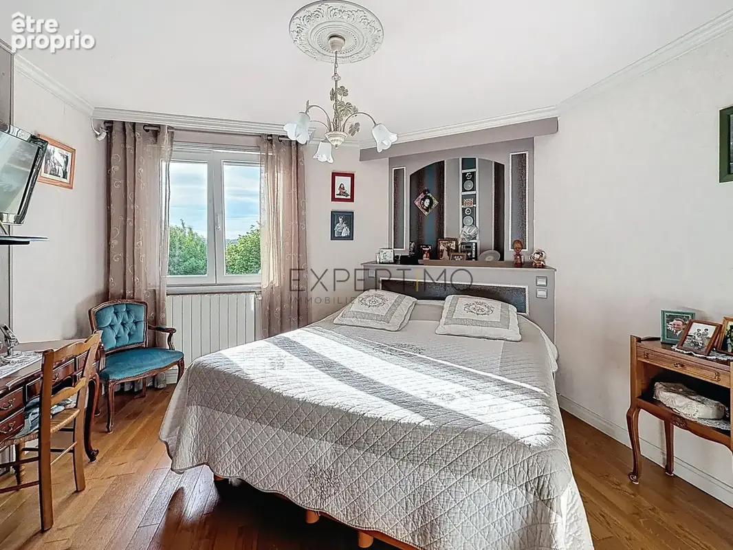 Vue exceptionnelle, piscine et grands volumes : une maison familiale rare aux portes de Mâcon - photo 9