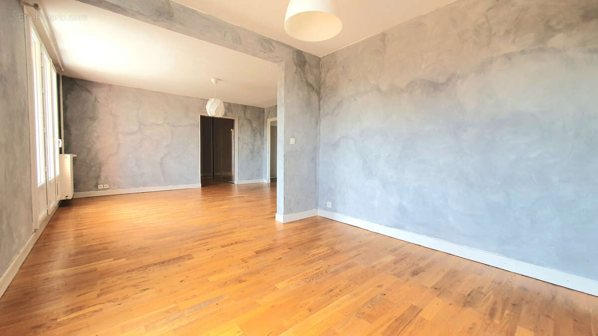 Appartement à YZEURE