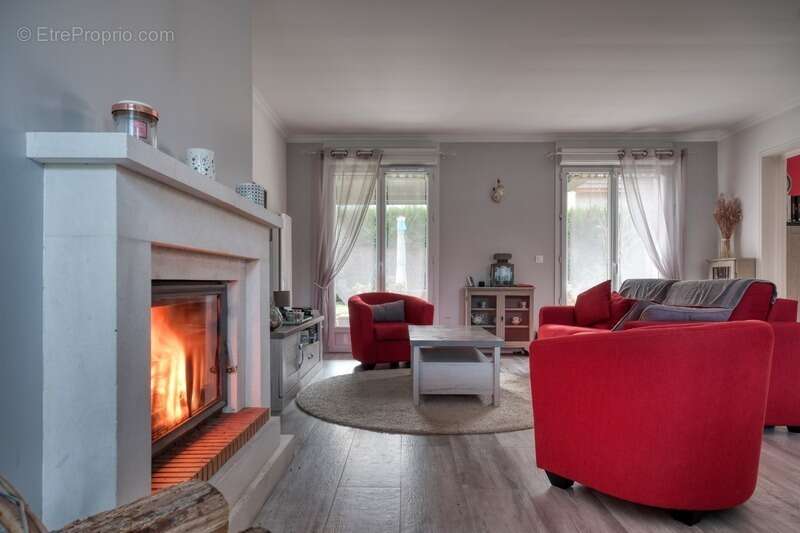 Maison à LA QUEUE-LES-YVELINES