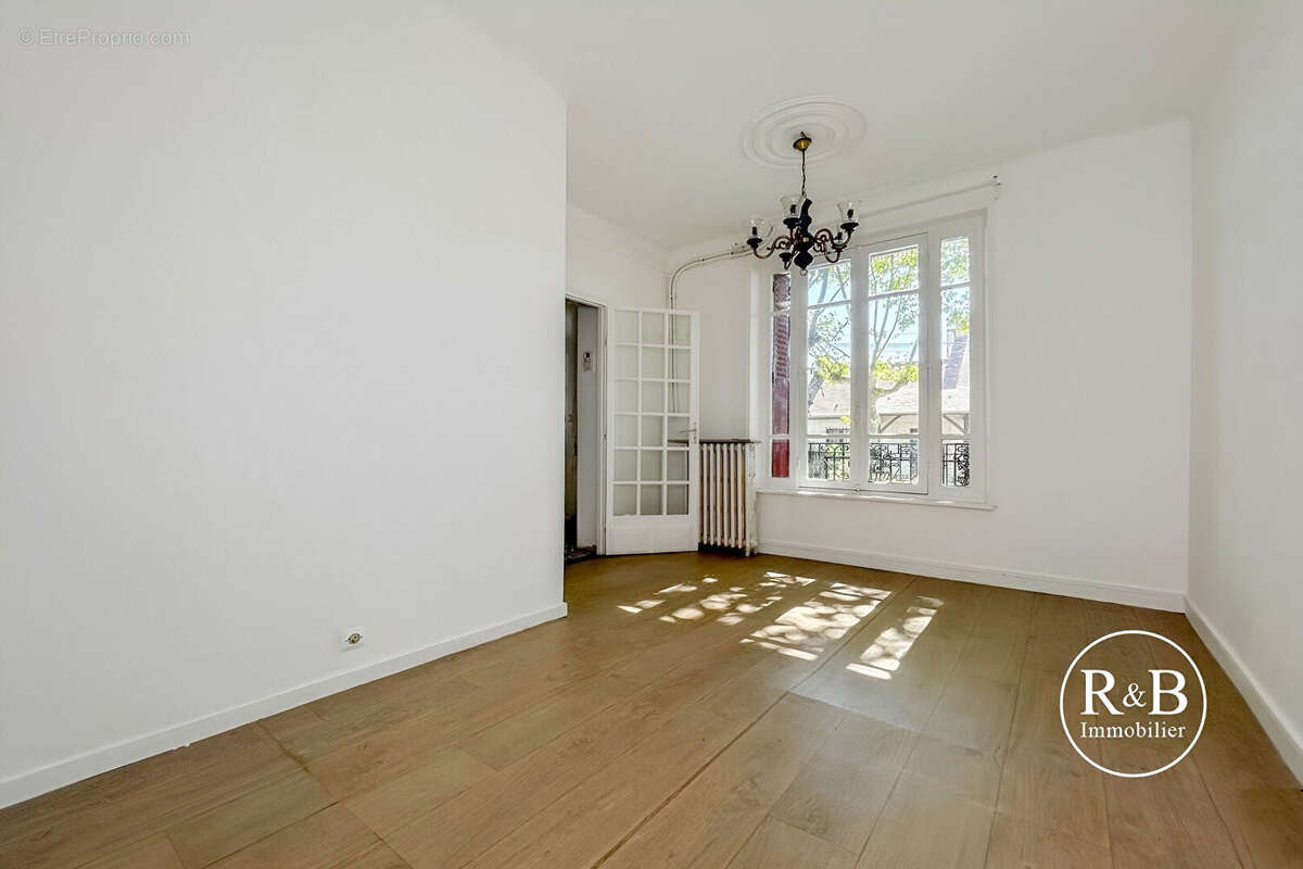 Maison à LES CLAYES-SOUS-BOIS