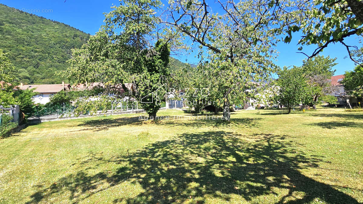 952m2 de terrain à bâtir pour 1 ou 2 maisons - photo 9