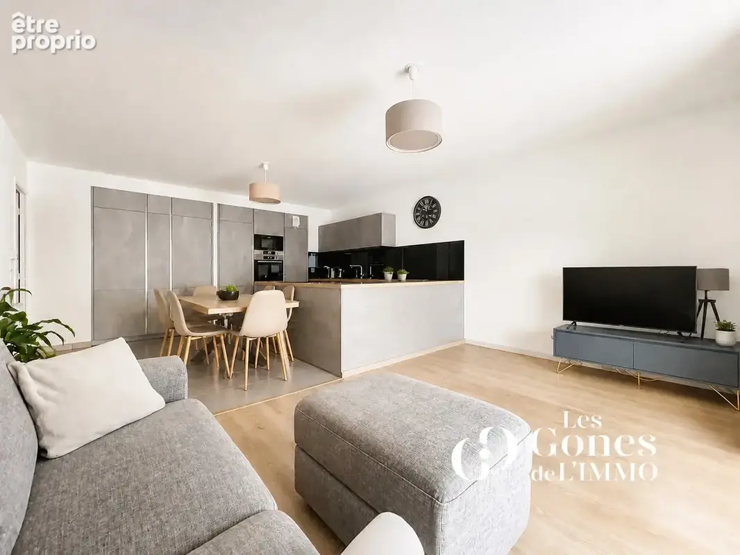 À pied du centre de Craponne   Superbe T4 récent avec balcon dans résidence sécurisée, possibilité garage doub - photo 3