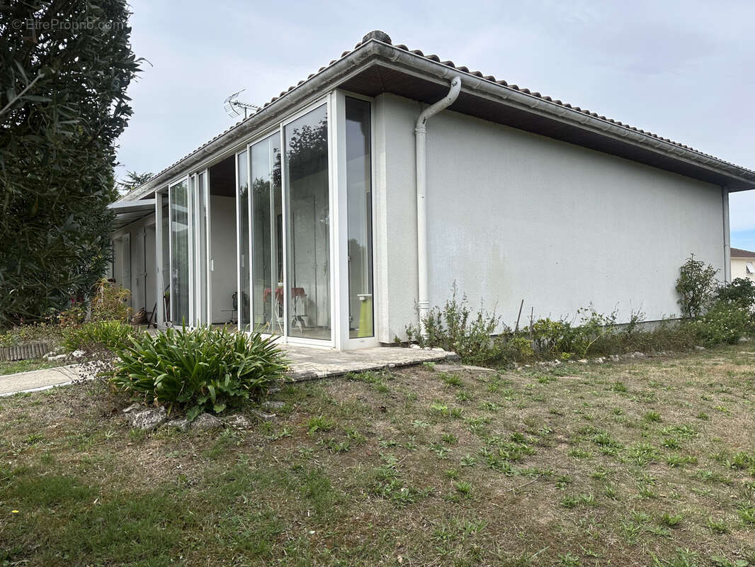 Maison à GENSAC-LA-PALLUE