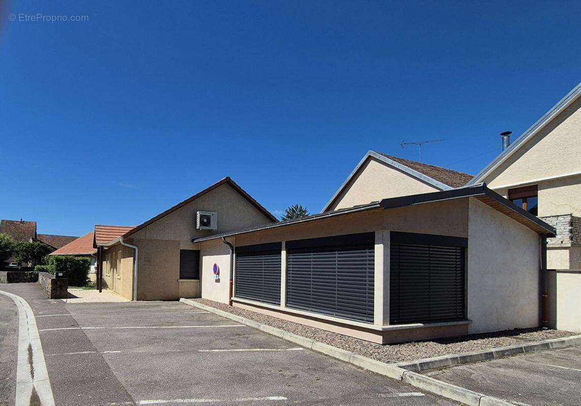 Maison plain pied de 280 m2 sur 613 m2 de terrain clos avec piscine couverte - photo 3