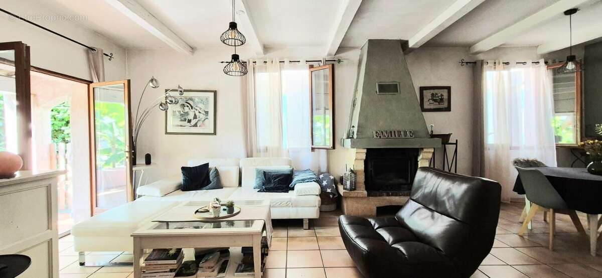 Maison à CEYRESTE