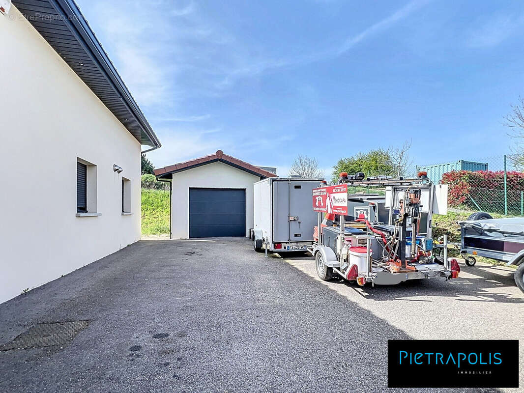 Commerce 352 m² à Pusignan  - photo 3