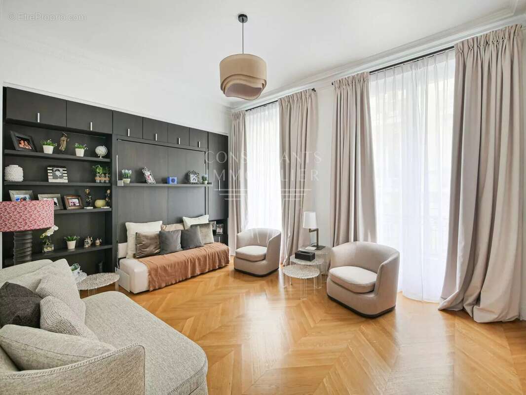 Appartement à PARIS-16E