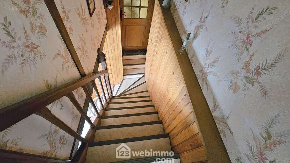 Maintenant direction le 1er étage. - Maison à MILLY-LA-FORET