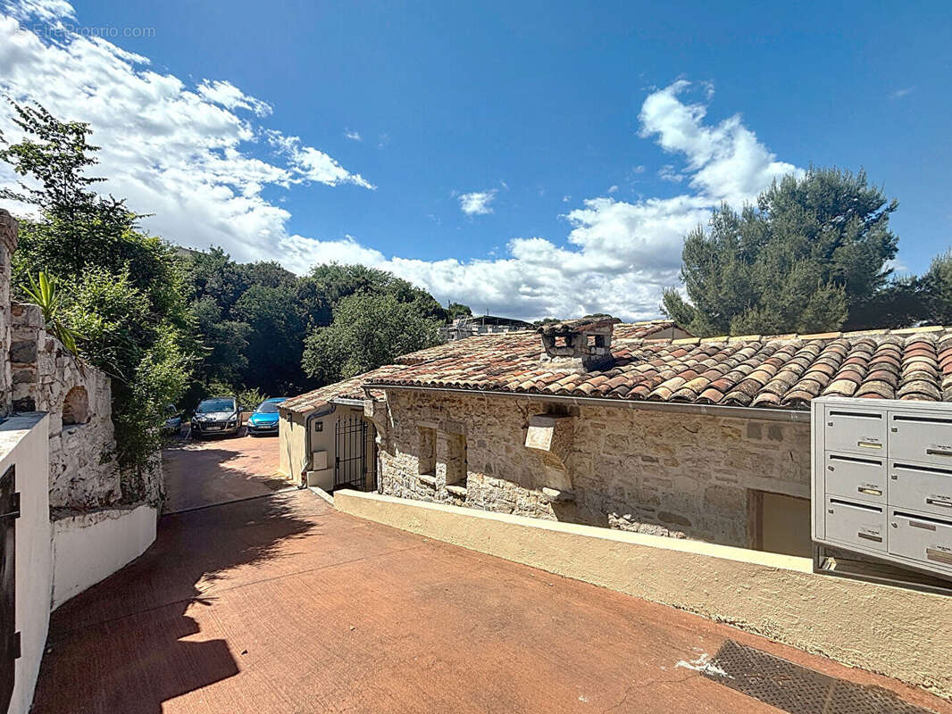 Appartement à SAINT-LAURENT-DU-VAR