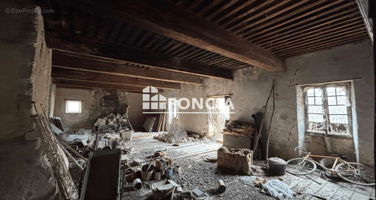 Ancien corps de ferme avec fort potentiel sur 2 300 m² en plein centre de Besayes - photo 8