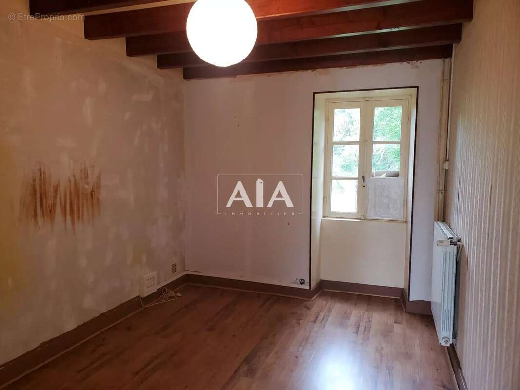 Maison à LES ADJOTS