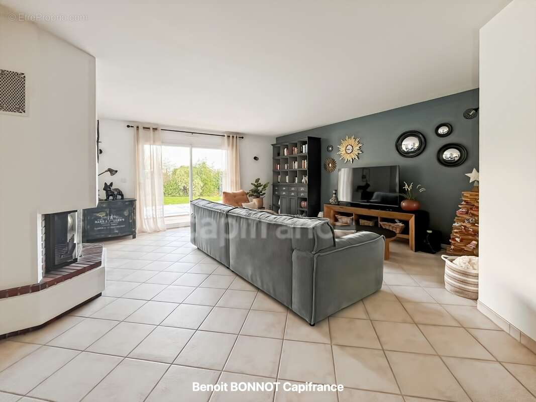 Piscine chauffée, terrain de 2 261 m², vue dominante et rénovation complète en 2024 : découvrez cette superbe maison familiale s - photo 6