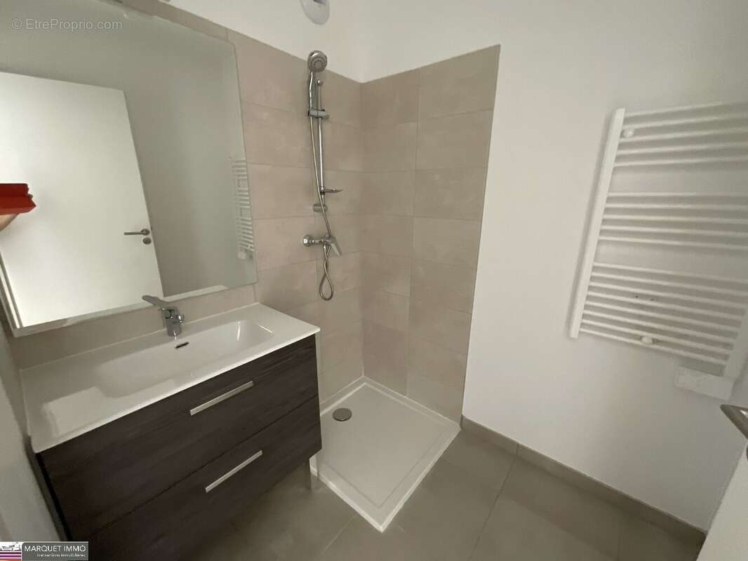 APT T4 offrant 90 m² avec terrasse 15 m² et parking au 4° étage avec ascenseur... - photo 10