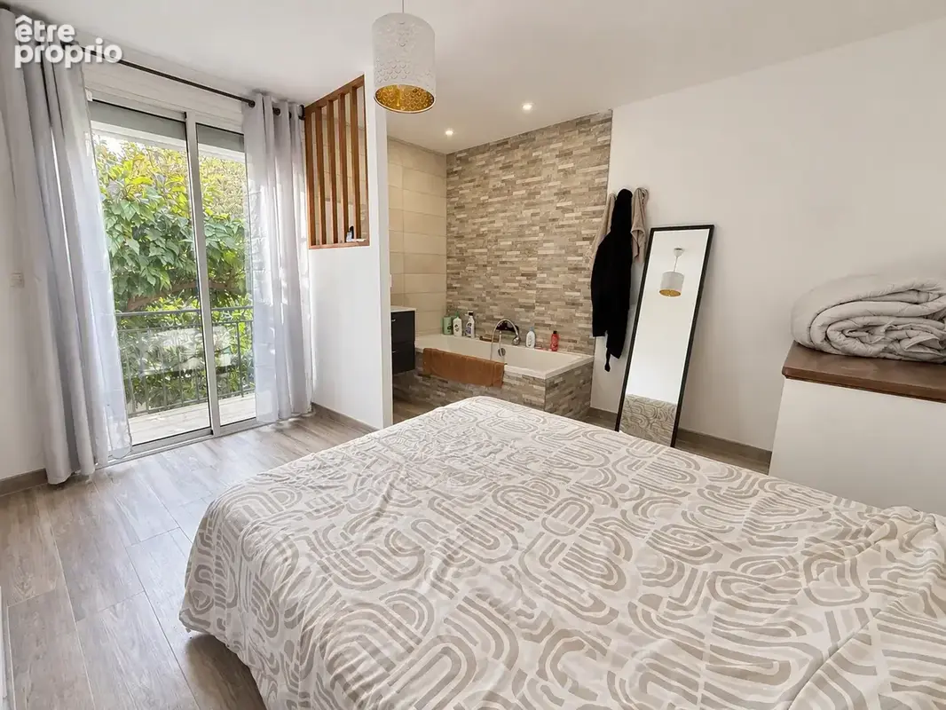 Maison familiale rénovée avec piscine, garage et stationnement camping-car. - photo 9