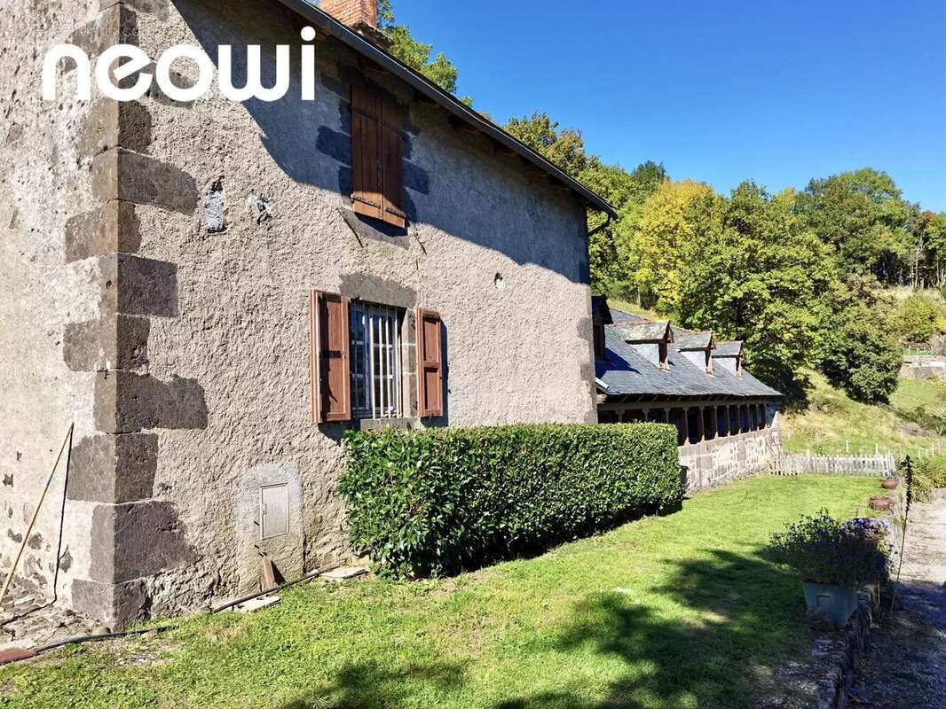 Maison à VIC-SUR-CERE