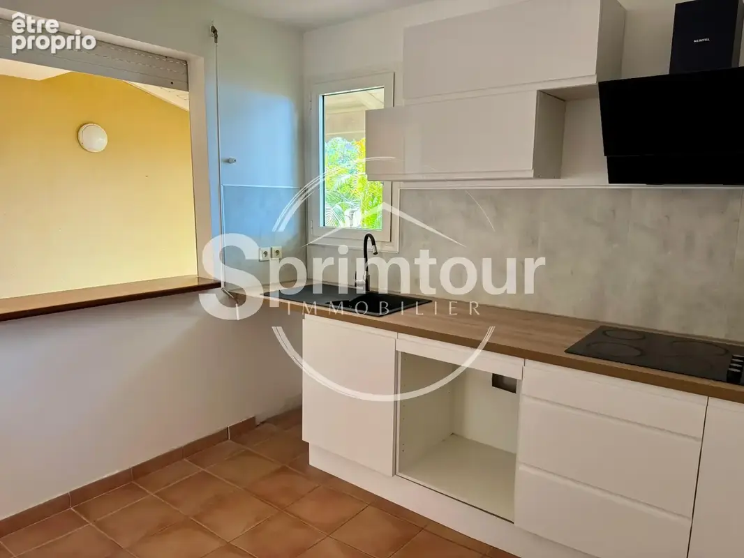 GOURBEYRE — Duplex T3, entièrement rénové avec vue sur les Saintes - photo 3