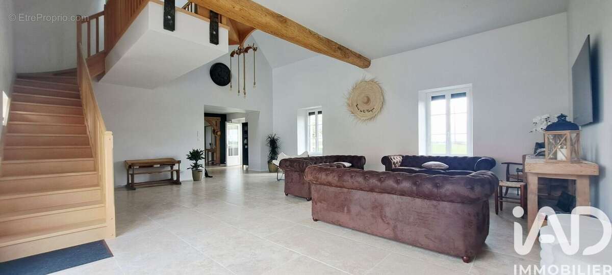 Maison 371 m² à Lorcy  - photo 7